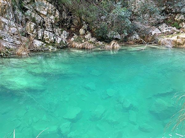 Color del agua cascadas de Polylimnio