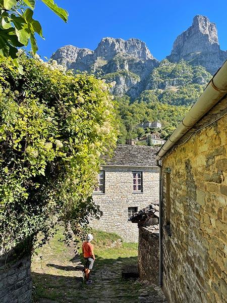 Ideal para ver pueblos de piedra, con las montañas de fondo