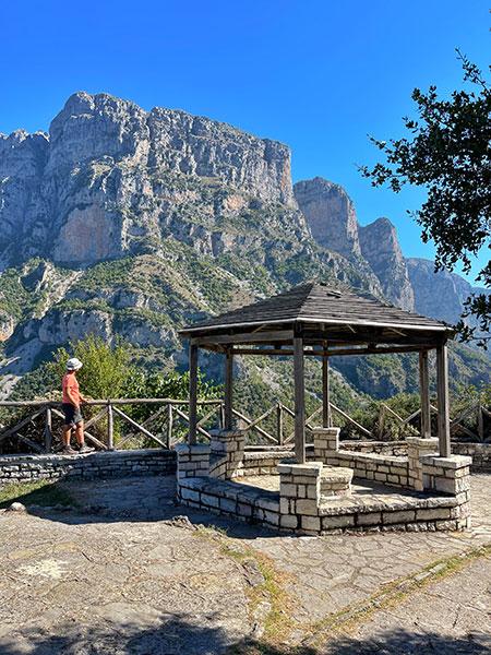 Grecia es ideal para hacer senderismo, ya que tiene varios Parques Nacionales con montaña, ríos, cuevas, cañones