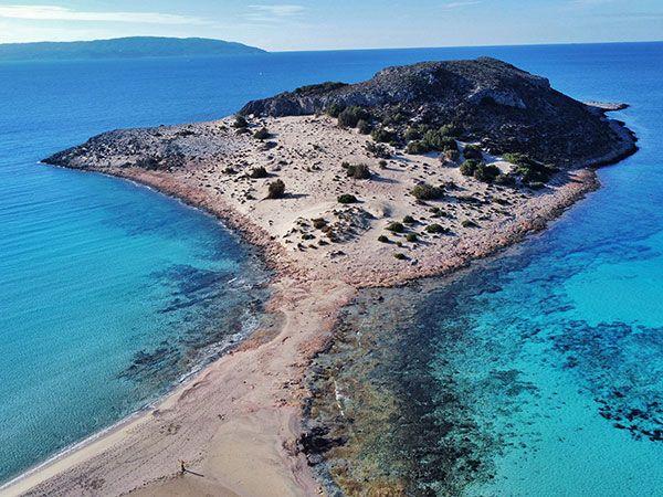 Elafonisos es una pequeña isla cerca del Peloponeso, ideal para relajarse en el mar, e ir a la playa