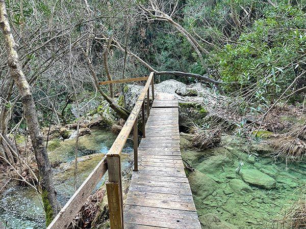 Puente durante la ruta de las cascadas de Polylimnio