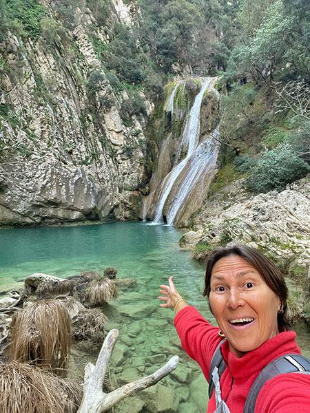 Una de las cascadas de Polylimnio, ideal para hacer senderismo en el Peloponeso, y ver cascadas y pozas
