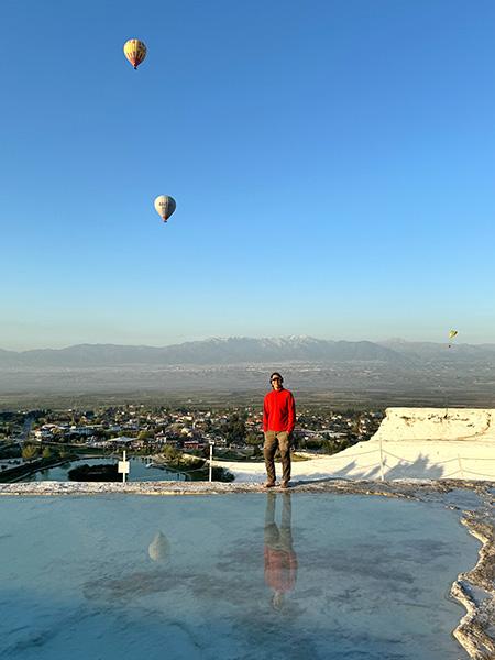 Amanecer en Pamukkale con algunos globos de fondo