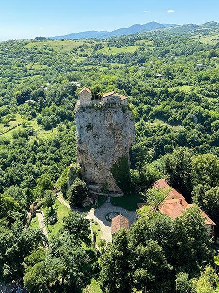 Katskhi Pillar, la iglesia en el acantilado más increíble del mundo