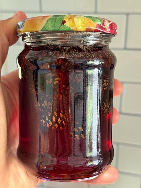 Mermelada de cono de pino