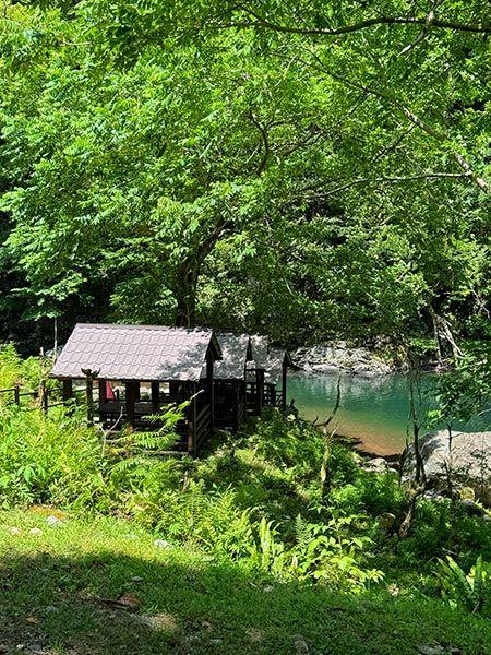 Mesas de picnic en Mtirala
