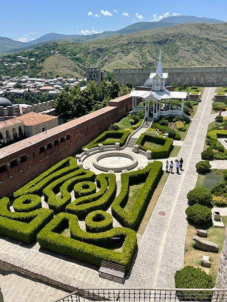 Parte de los jardines de la fortaleza de Rabati