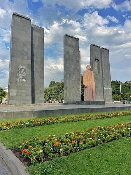 Estatua de Alexander Myasnikyan