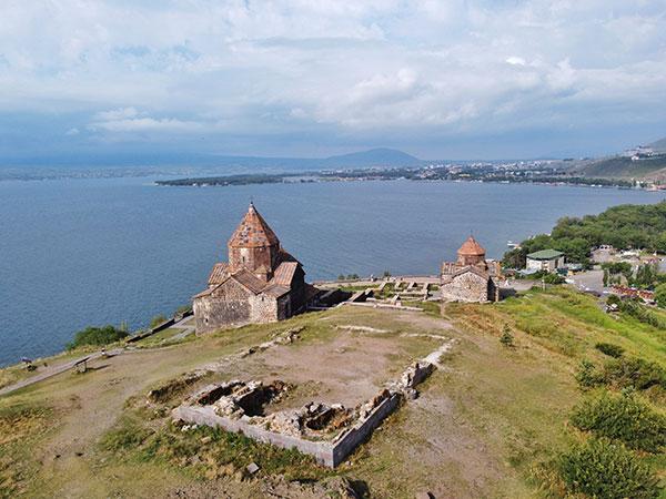 Monasterio de Sevanavank, ideal para disfrutar del lago, la playa, y la naturaleza