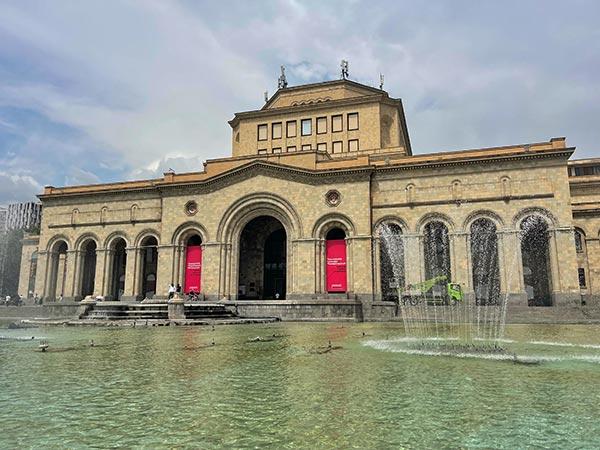 Plaza República, donde se hace el espéctaculo de luces y sonido junto con las fuentes, en Ereván