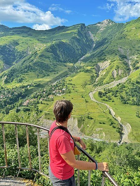 Paisajes de la Military Road, en las montañas del Cáucaso, ideal para actividades al aire libre 