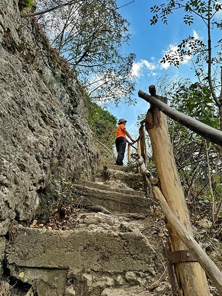 Escaleras de piedra casdadas de Hotnitsa