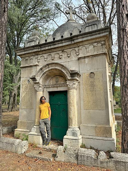 Panteón antiguo cerca del Panteón de los Renacentistas