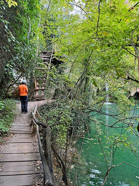 Poza, pasarela y escalera empinada, cascadas de Hotnitsa