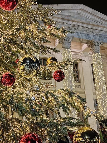 Árbol de Navidad delante del Teatro Municipal del Pireo