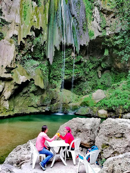 Cascadas de Akchour, cerca de chefchaouen, ideal para disfrutar de la naturaleza, el senderismo, cascadas, y bañarse en pozas, además de tomar un zumo