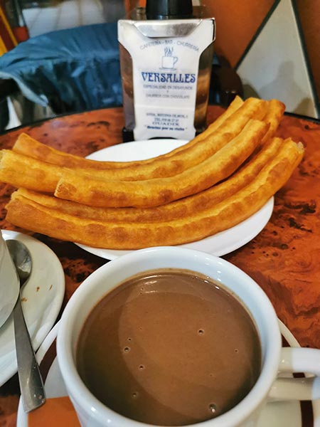 Churros con chocolate en la Cafetería Versalles