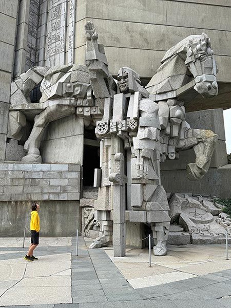 Monumento a los Fundadores del Estado Búlgaro, un monumento sin igual