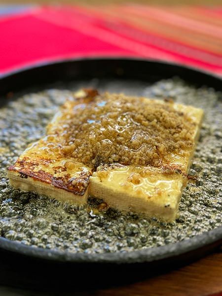 Queso al horno con miel y nueces