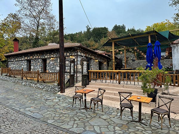 Cafetería junto al río en Litochoro