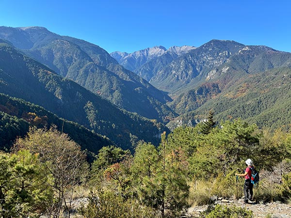 Desfiladero de Enipeas, una garganta con paredes de 1.000 metros de altura, ideal para hacer senderismo, y disfrutar del río y la naturaleza
