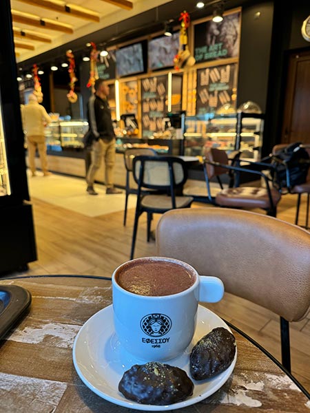 Melomakárona es un dulce típico navideño en Grecia. En Litochoro puedes probarlo si vas a la cafetería Éphessou