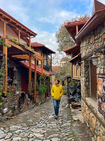 Palaios Panteleimonas, pequeño pueblo con casas de piedra, y calles empedradas, ideal para pasear y realajarse