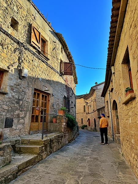 Talamanca, pueblo medieval ideal para ver el castillo, pasear por el casco antiguo, con calles empedradas, y desconectar