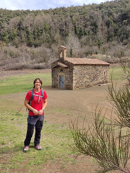 La ruta de senderismo al Volcán de Santa Margarida, en la Garrotxa, es ideal para respirar aire puro, y relajarse en la naturaleza