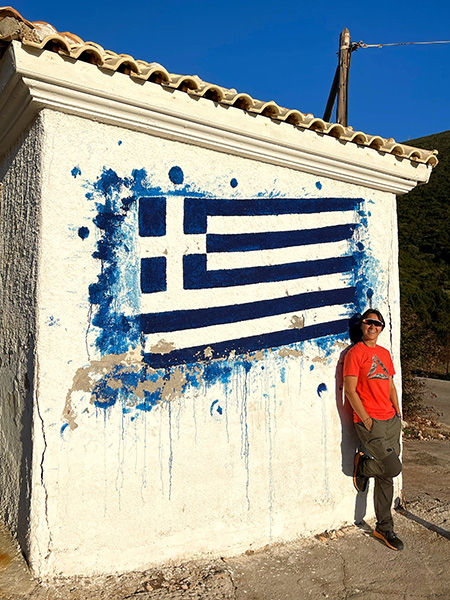 Grecia Grecia es un país apasionante, con islas, playas de aguas cristalinas y arena, montaña para hacer senderismo, lagos, cañones, cuevas, yacimientos arqueológicos. Es un país ideal para visitar, relajarse, hacer deportes de agua, o nadar en el mar.