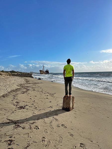 Shipwreck Dimitrios es un barco varado en una playa del Peloponeso