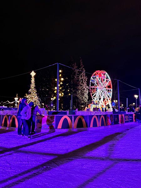 Patinar sobre hielo en Riga: en una pista de patinaje que abre desde mediados de noviembre hasta finales de marzo.