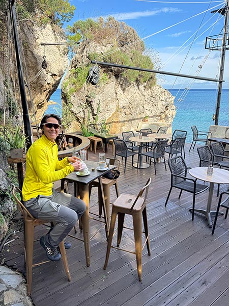 Café Remetzo, en Cefalonia, es la cafetería más guapa que hay. Está construida en una cueva, y tiene vistas al mar. Ideal para relajarte viendo el mar, o bañándote