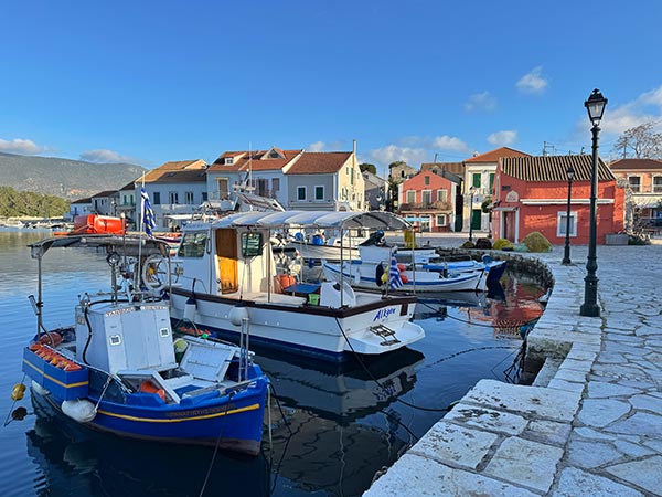 Fiskardo es un pequeño pueblo de Cefalonia, con un puerto ideal para hacer excursiones con barco, tomar algo, y ver sus casas de estilo veneciano