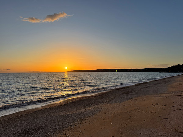 Lourdata Beach es ideal para hacer base y recorrer la isla de Cefalonia. Tiene aguas cristalinas, y es ideal para relajarse comiendo en una taberna, tumbado en una tumbona, o tomando algo mientras miras el mar. 