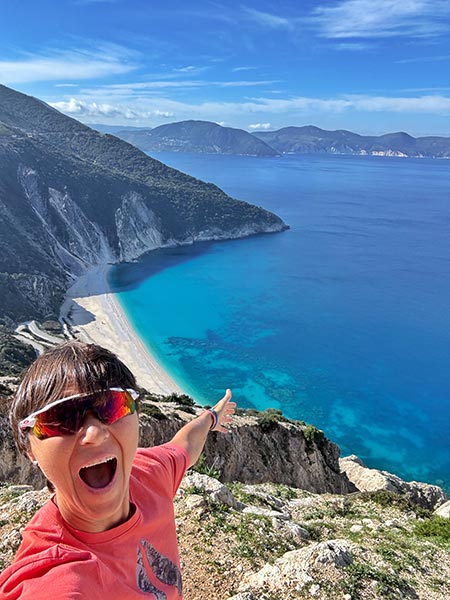 Myrtos Beach es considerada una de las playas más bonitas de Grecia y de Europa. Ideal para relajarse en el mar, tomarse algo en un chiringuito.
