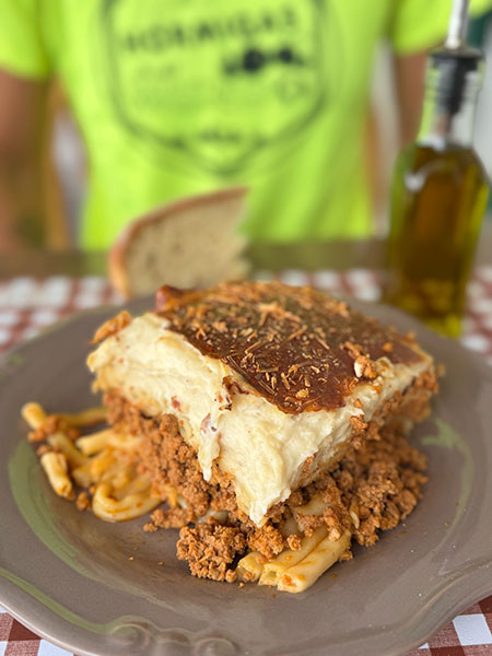 Pastitsio, un plato griego hecho con pasta, carne picada, y bechamel
