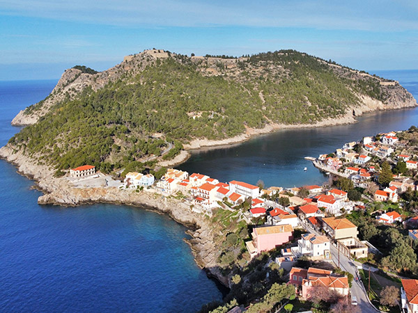 Assos es un pueblo con mucho encanto en Cefalonia, entre dos aguas, con una fortaleza en su península