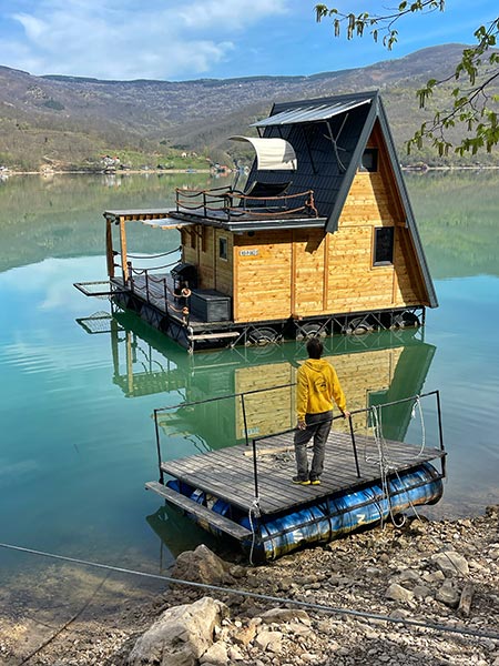 Casas sobre el lago Perućac