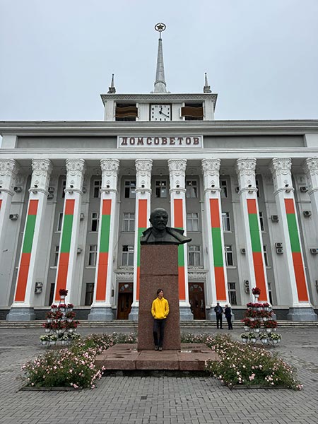 Casa de los Soviets y busto de Lenin
