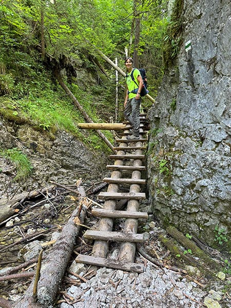 Primeras pasarelas y escaleras de madera