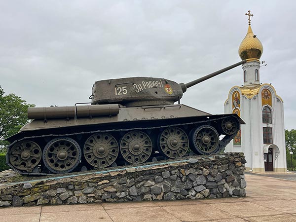 Tanque T-34 y capilla de San Jorge