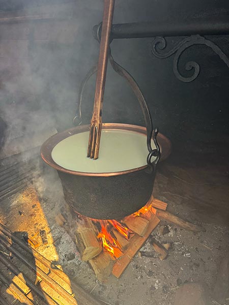 Preparando el oscypek en una bacówka