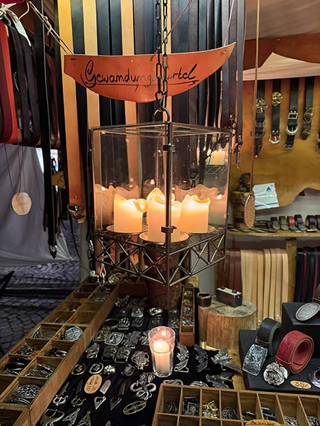 Puesto iluminado con velas en Siegburg