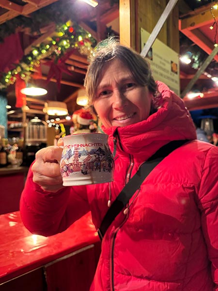Disfrutando de un chocolate caliente