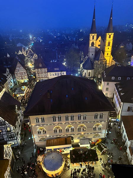 Vistas de una parte del mercado navideño desde la Torre Azul
