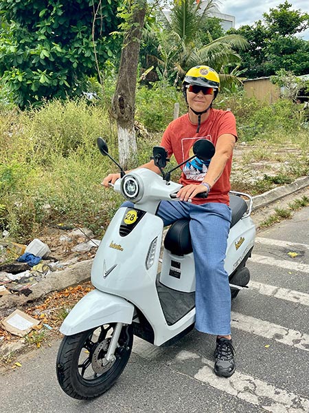 Con una moto eléctrica alquilada