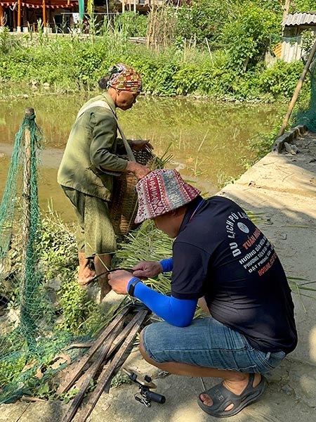 Mi guía explicáncome la recogida del arroz en Pu Luong