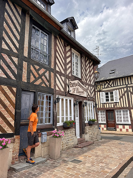Recorriendo las calles de Beuvron en Auge