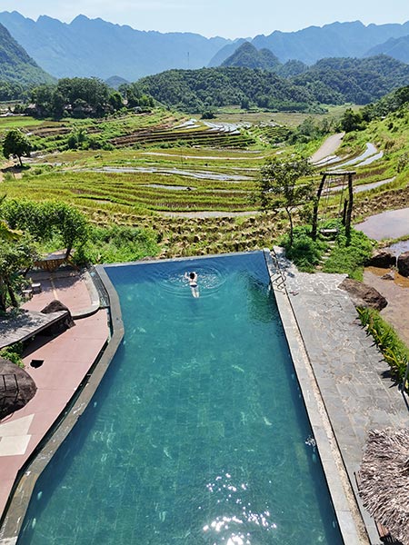 Vistas desde la piscina de mi alojamiento en Pu Luong